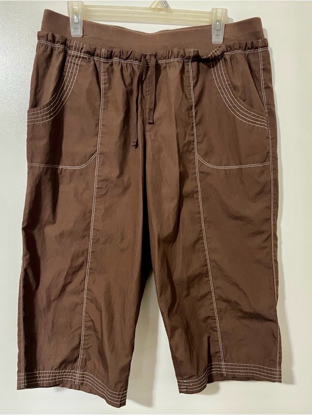 Brown Drawstring Capri Pants with Contrast Stitching